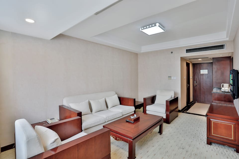 Premier Suite, City View | Interior