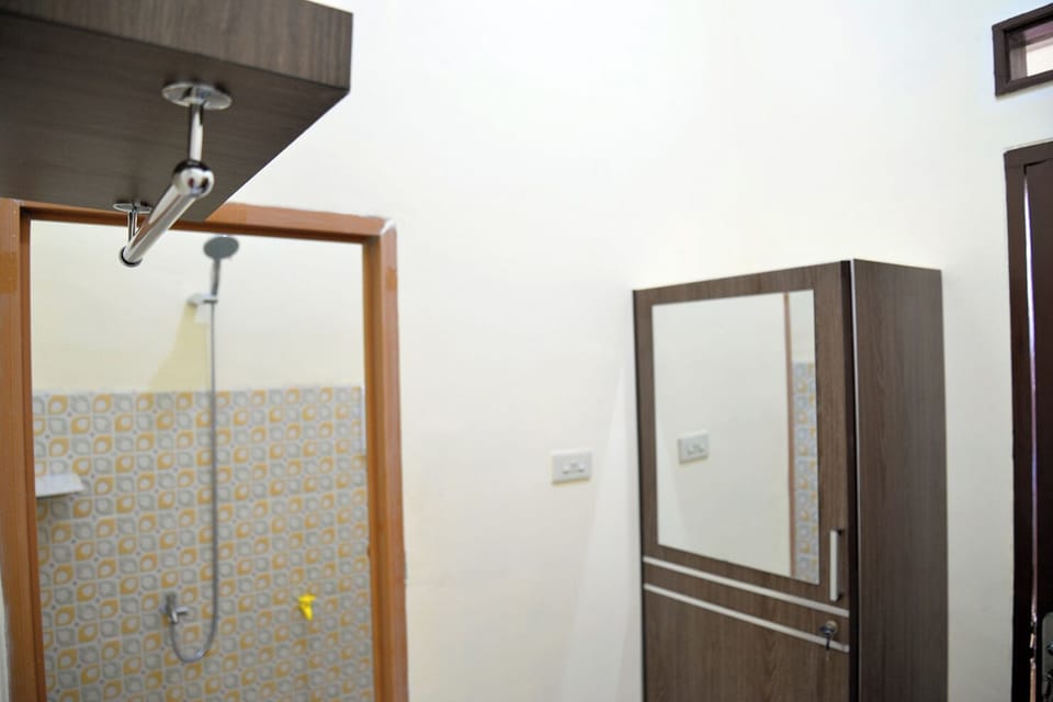 Superior Double Room, Courtyard View | Bathroom | Shower, towels, soap, shampoo