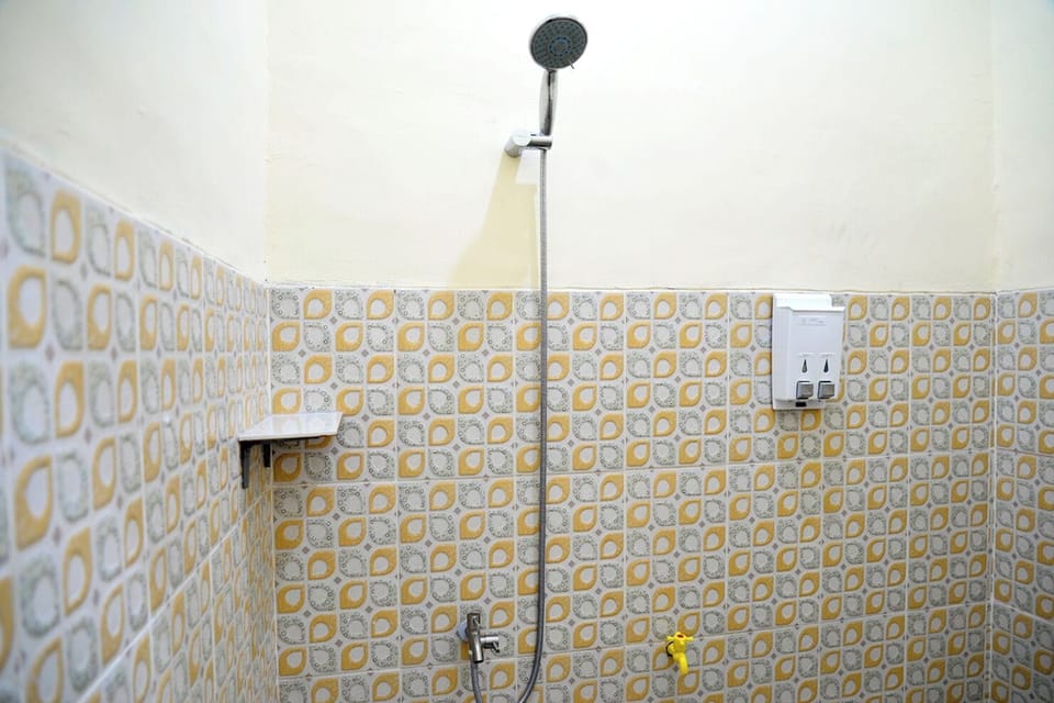 Superior Double Room, Courtyard View | Bathroom | Shower, towels, soap, shampoo