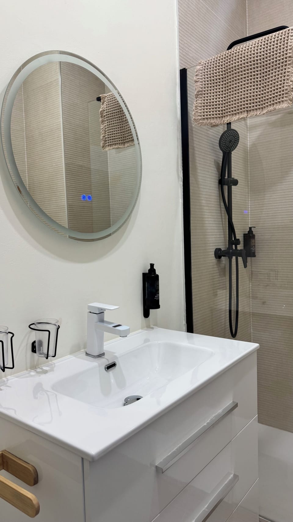 Suite Colors | Bathroom | Shower, hair dryer, towels, soap