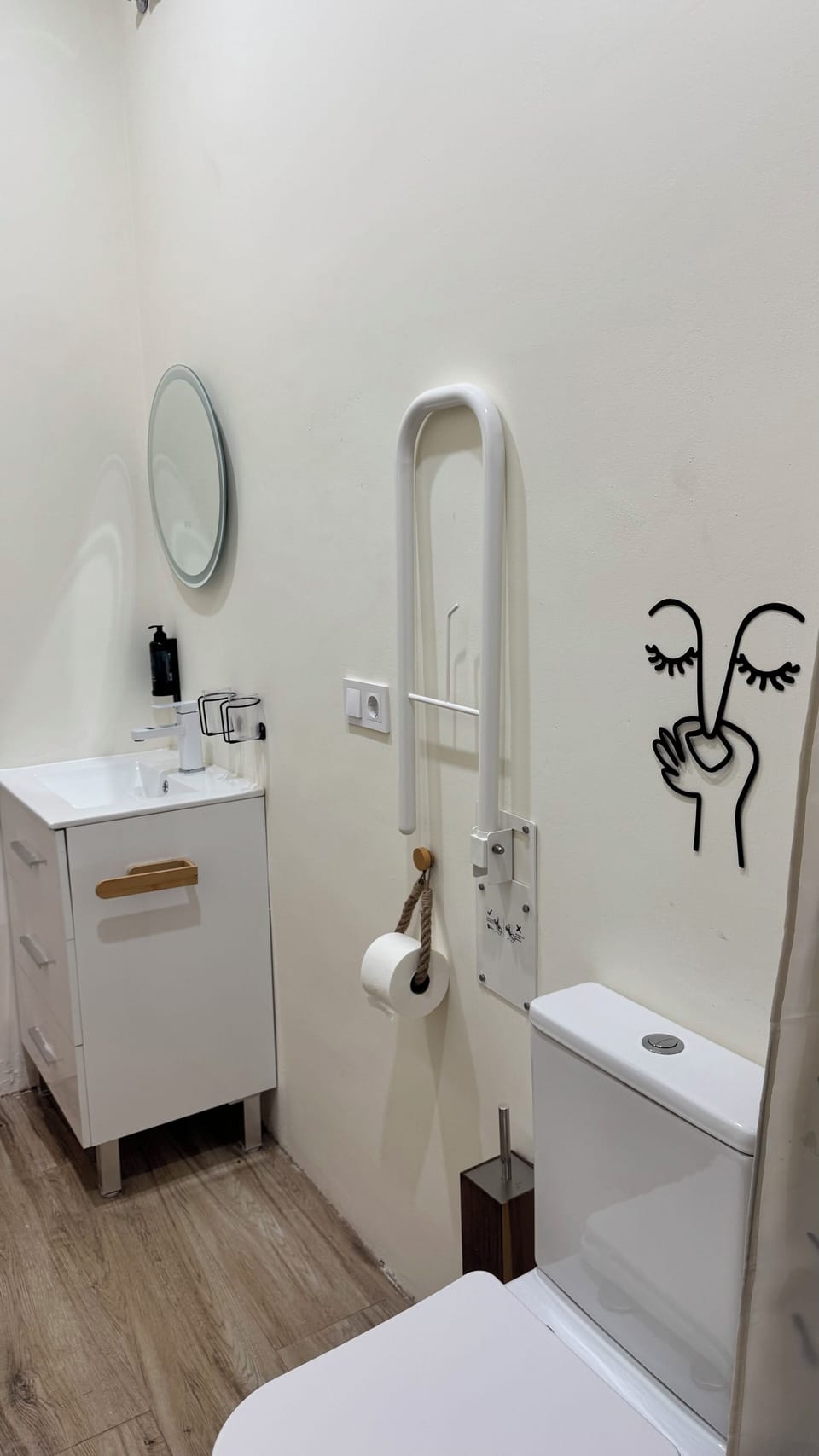 Suite Xocolate | Bathroom | Shower, hair dryer, towels, soap