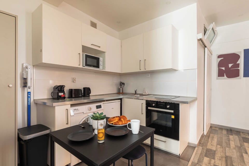 Apartment | Private kitchen | Fridge, microwave, oven, stovetop