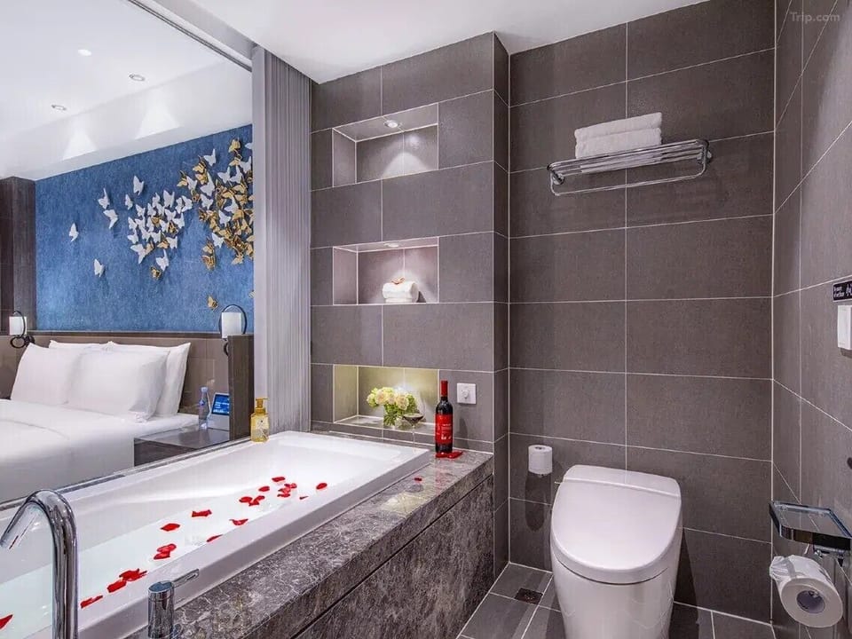 Business Double Room, Partial Ocean View | Bathroom | Free toiletries, hair dryer, slippers, towels