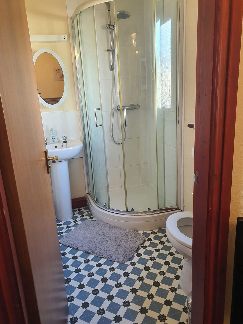 Wooden Lodge, Sleeps 9 With Veranda & Decking Cabin in Wyre District