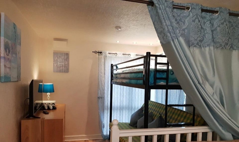 Wooden Lodge, Sleeps 9 With Veranda & Decking Cabin in Wyre District