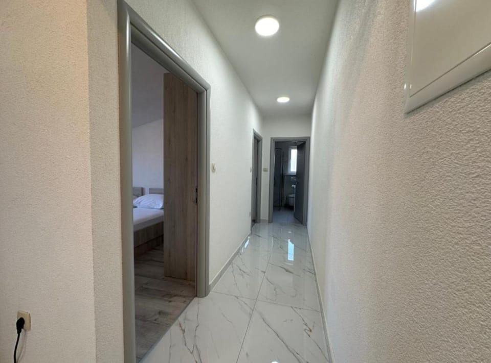 Double Room (Double Room with Balcony (5)) | Interior