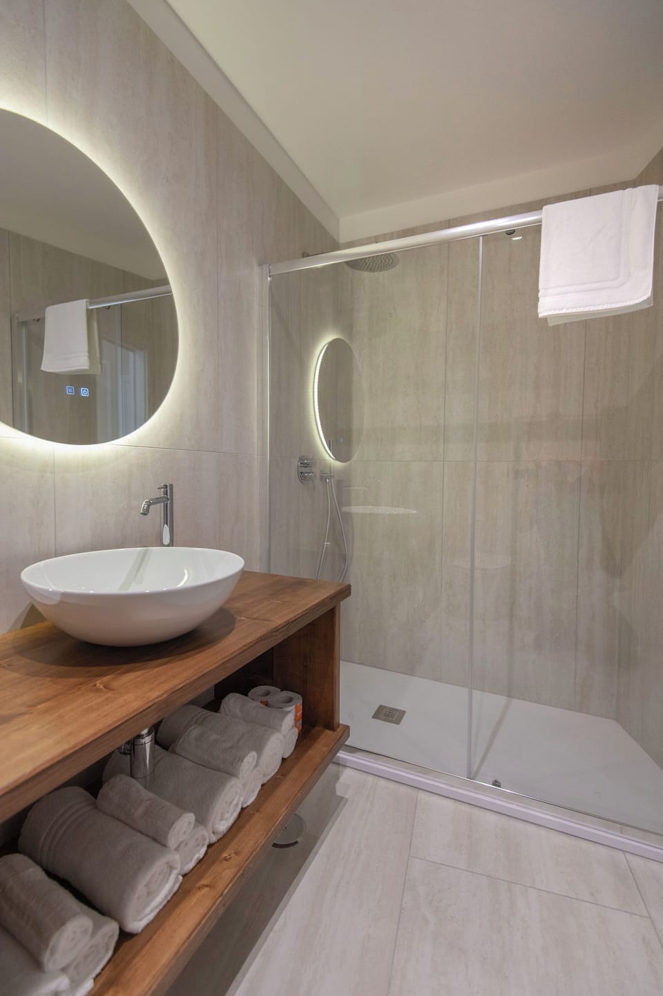 Luxury Quadruple Room, City View | Bathroom | Shower, hair dryer, bidet, towels