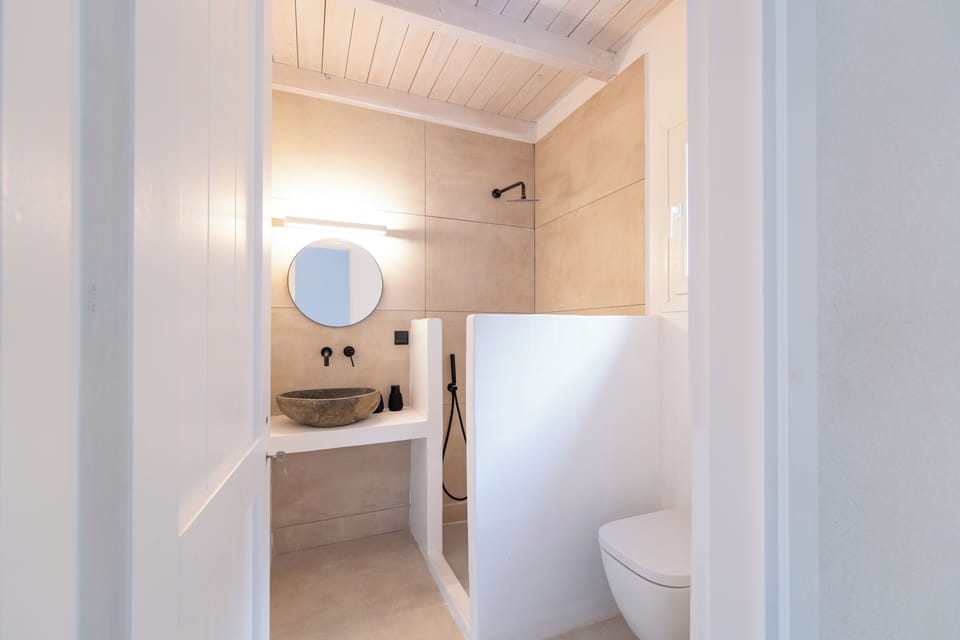 Junior Suite with Terrace  | Bathroom | Shower, hair dryer, towels