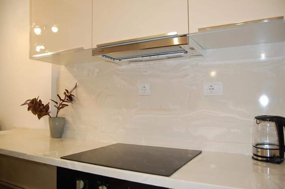 Comfort Apartment, Lanai, Mountain View | Private kitchen