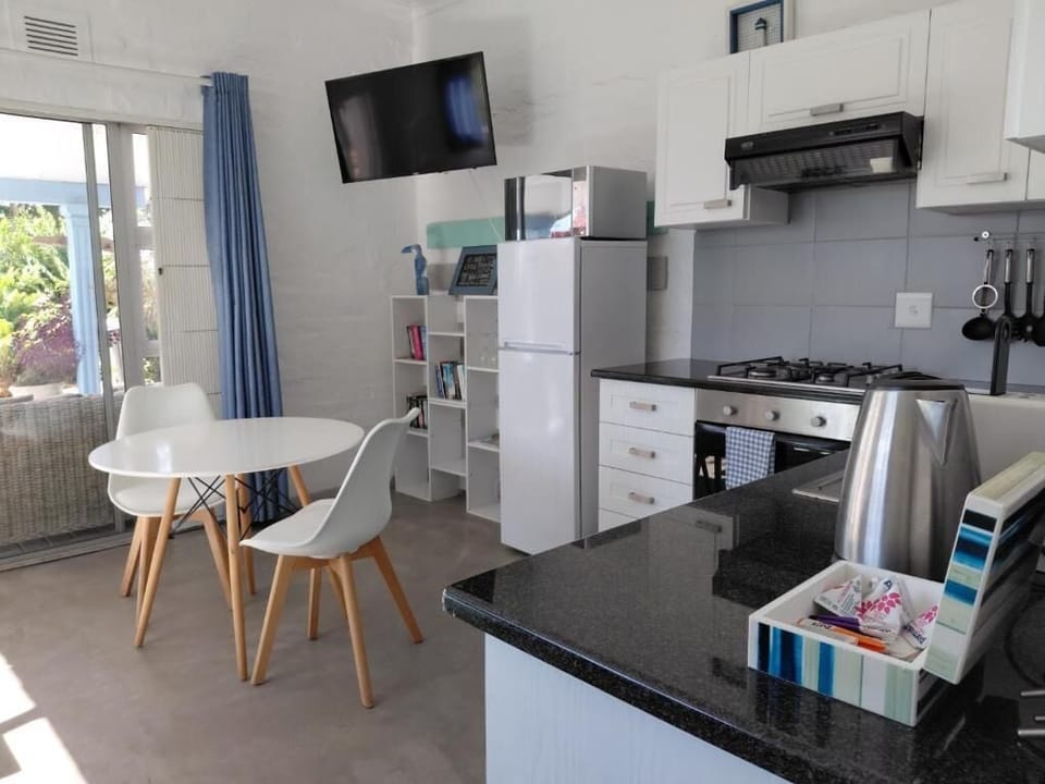 Cottage, Partial Ocean View | Private kitchen | Mini-fridge, shared microwave