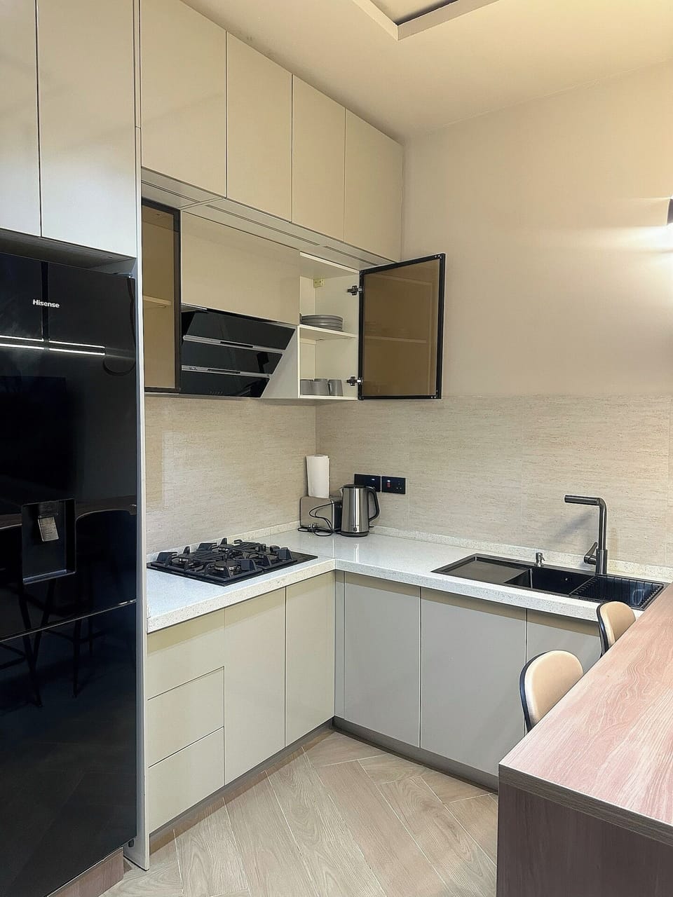 Deluxe Apartment, Balcony, City View | Private kitchen | Fridge, microwave, oven, stovetop