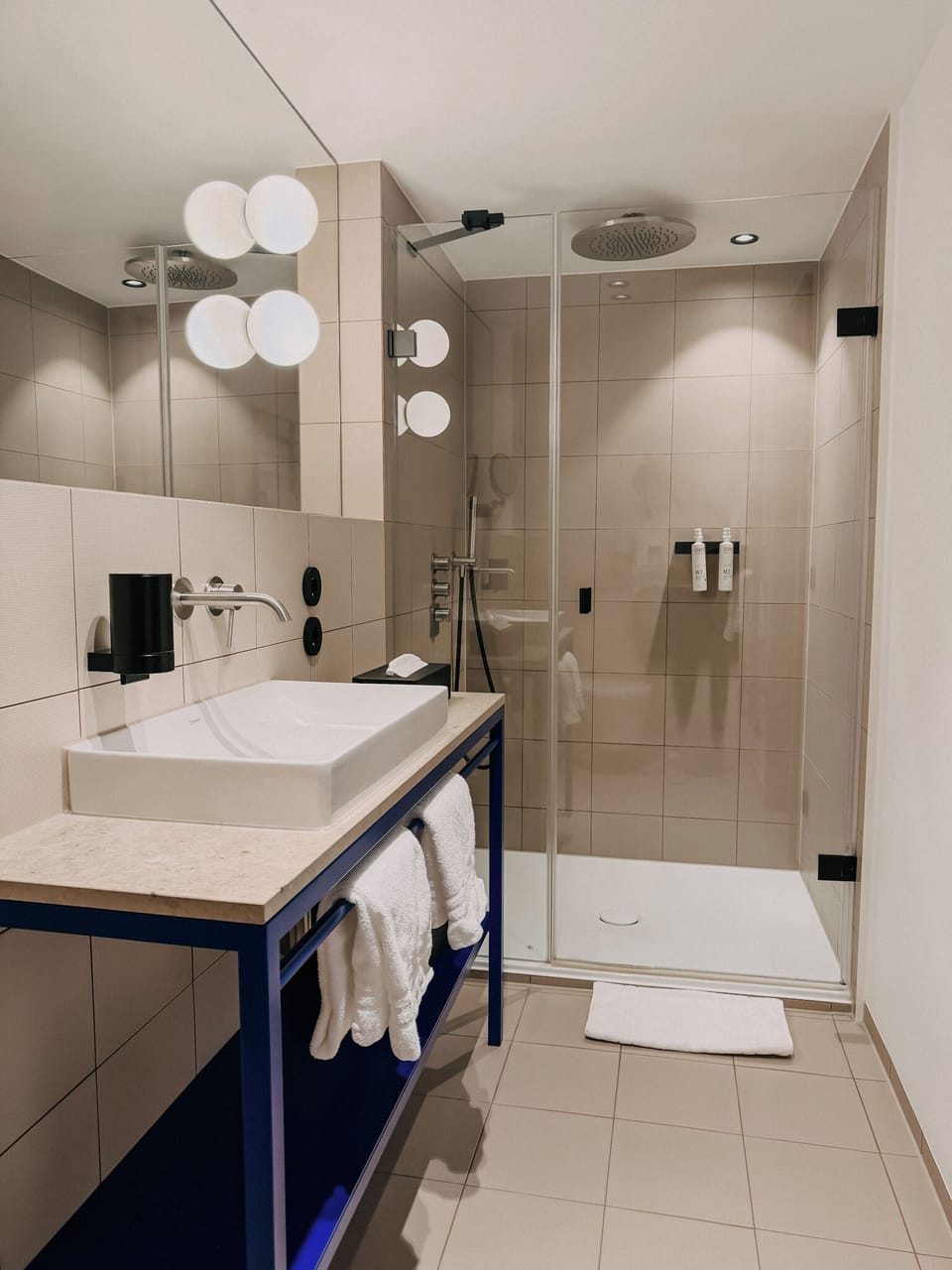 Comfort Double Room, City View | Bathroom | Shower, free toiletries, hair dryer, towels