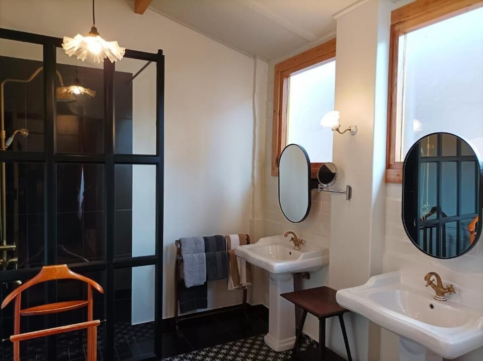 Deluxe Double Room | Bathroom | Free toiletries, hair dryer, towels, soap