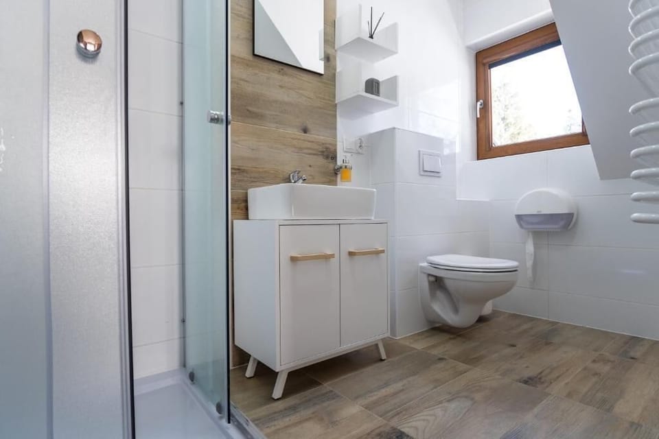 Family Room (2) | Bathroom