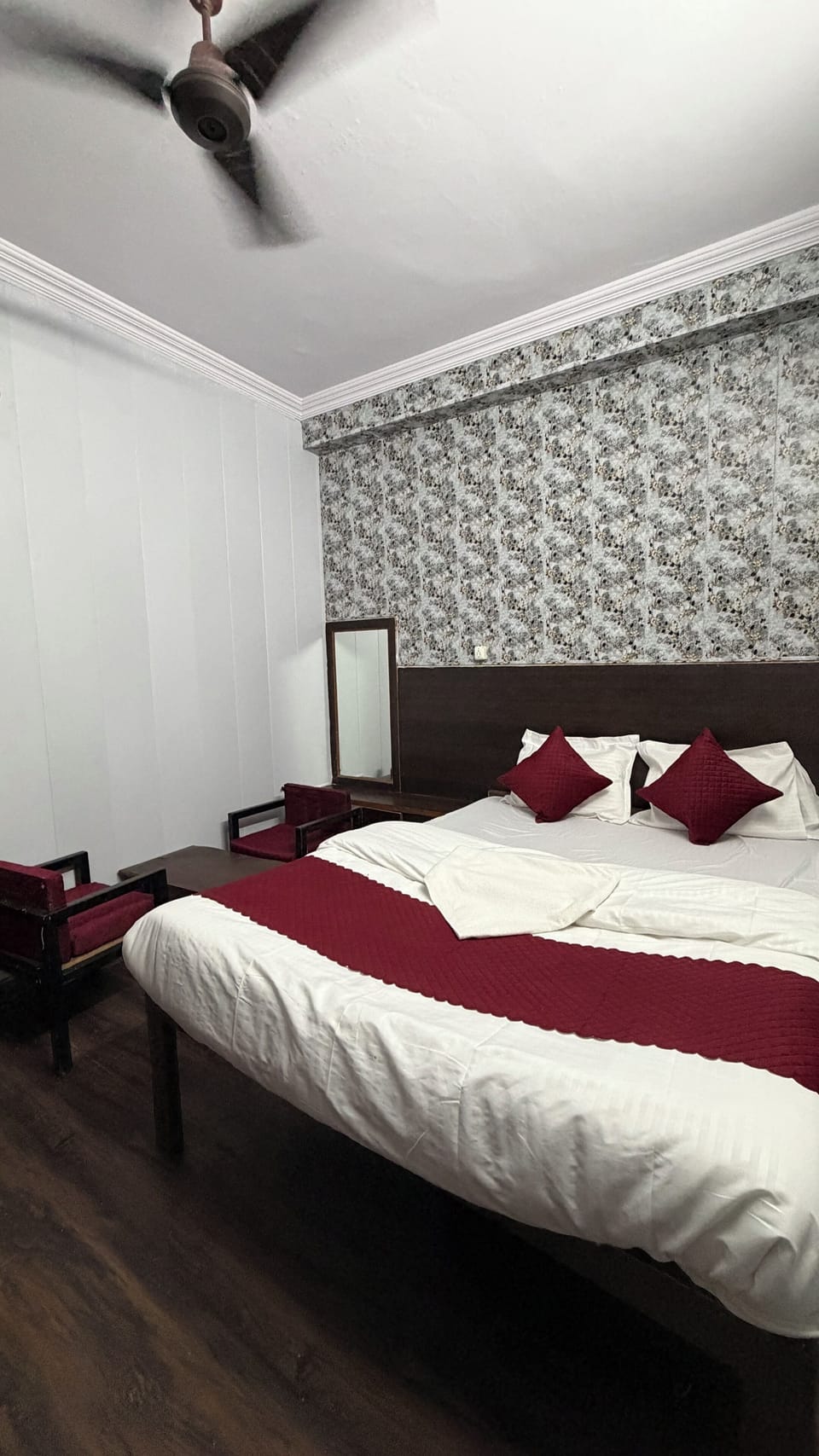 Luxury Room | Rollaway beds, bed sheets