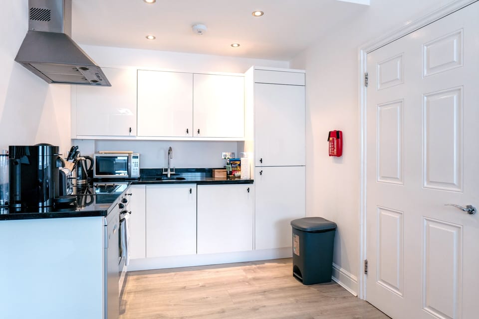Standard Apartment, 1 Bedroom | Private kitchen | Full-size fridge, microwave, oven, stovetop