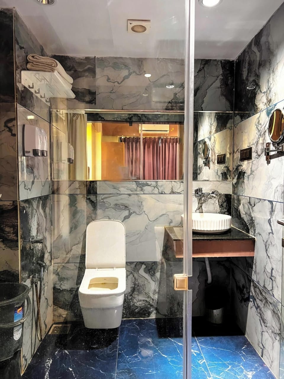 Shower, free toiletries, towels