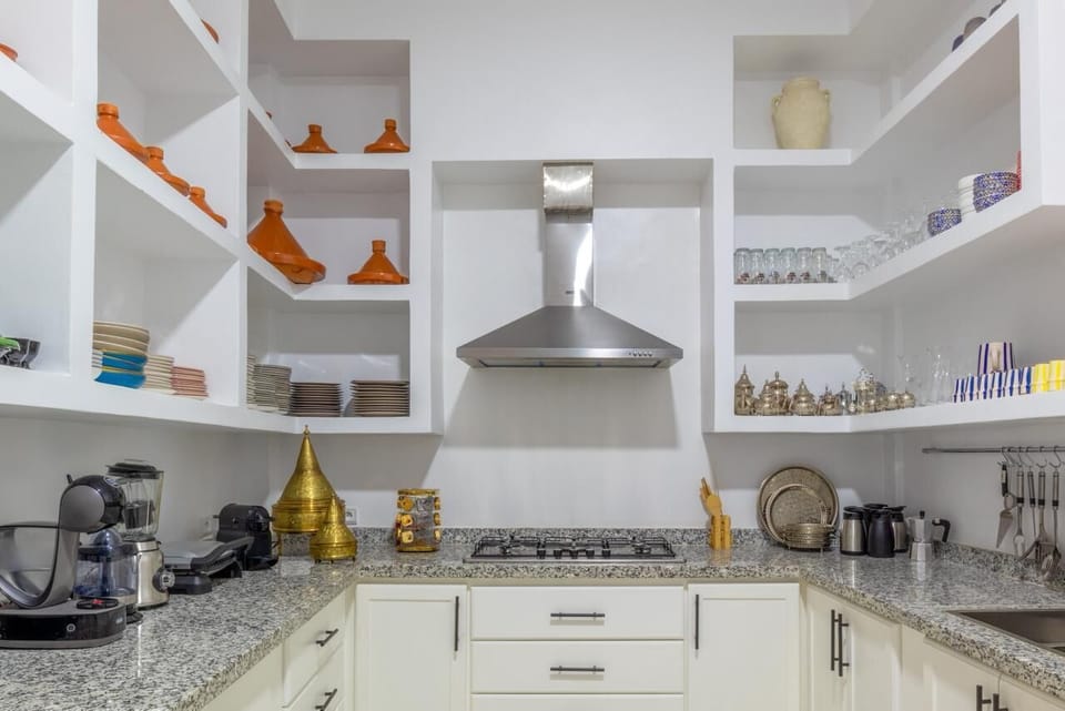 Full-size fridge, microwave, oven, cookware/dishes/utensils