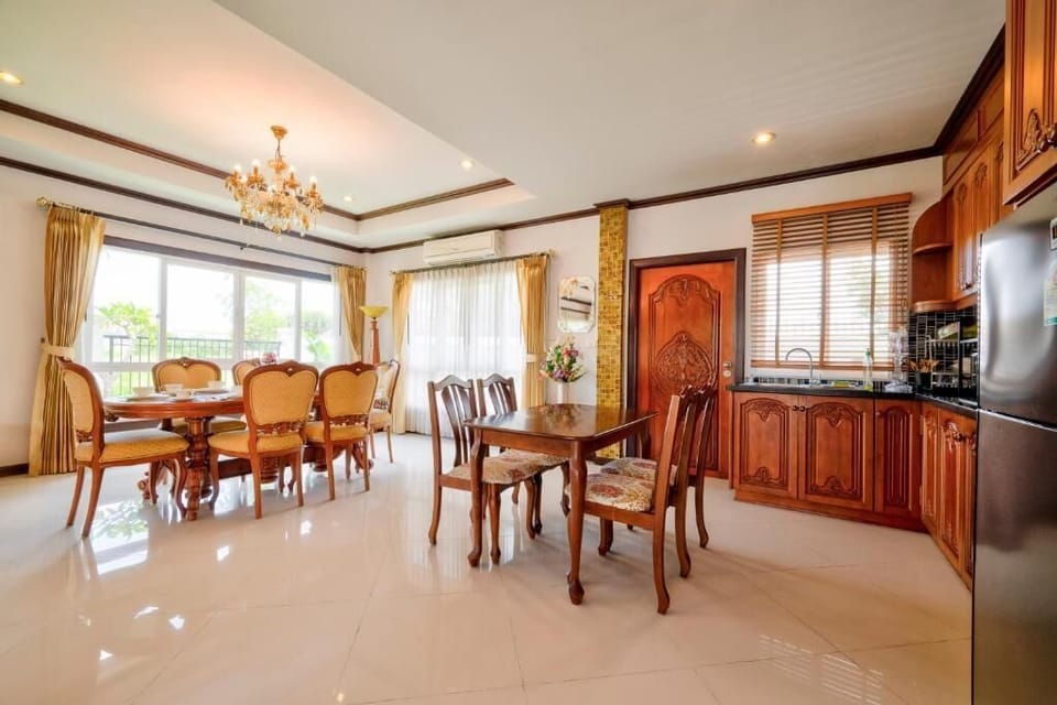Villa, 4 Bedrooms | Dining room
