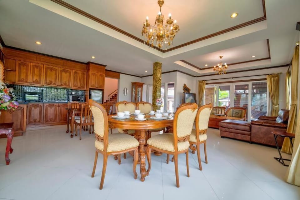 Villa, 4 Bedrooms | Dining room