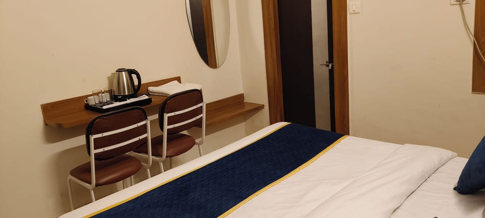 Deluxe Room | Desk, free WiFi