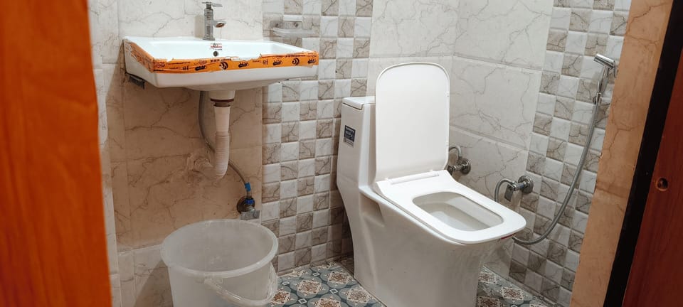 Deluxe Room | Bathroom | Shower, slippers, soap, shampoo