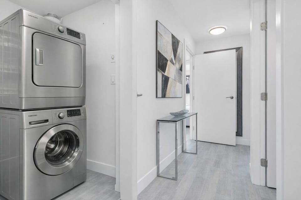 Modern Corner 2 BR with Spa Hotel in Vancouver