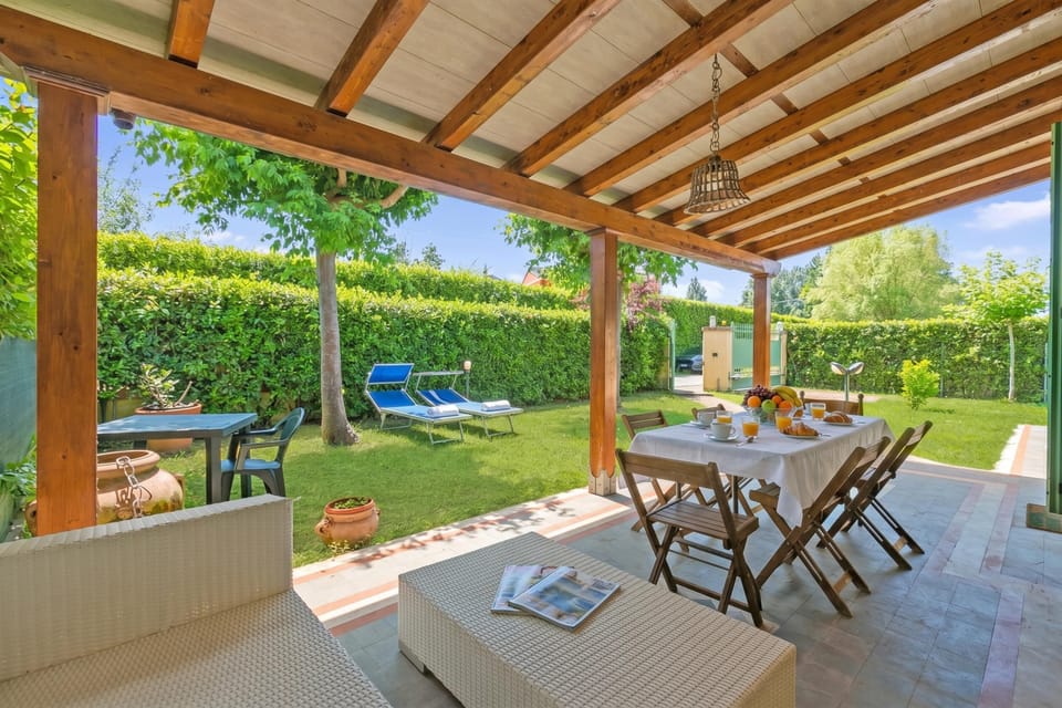 Family House, 3 Bedrooms, 2 Bathrooms (Casa Colombo In Forte Dei Marmi) | Outdoor dining
