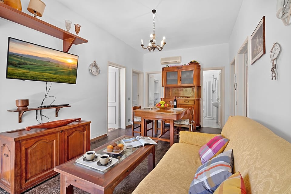 Family House, 3 Bedrooms, 2 Bathrooms (Casa Colombo with Garden In Forte Dei) | Living room