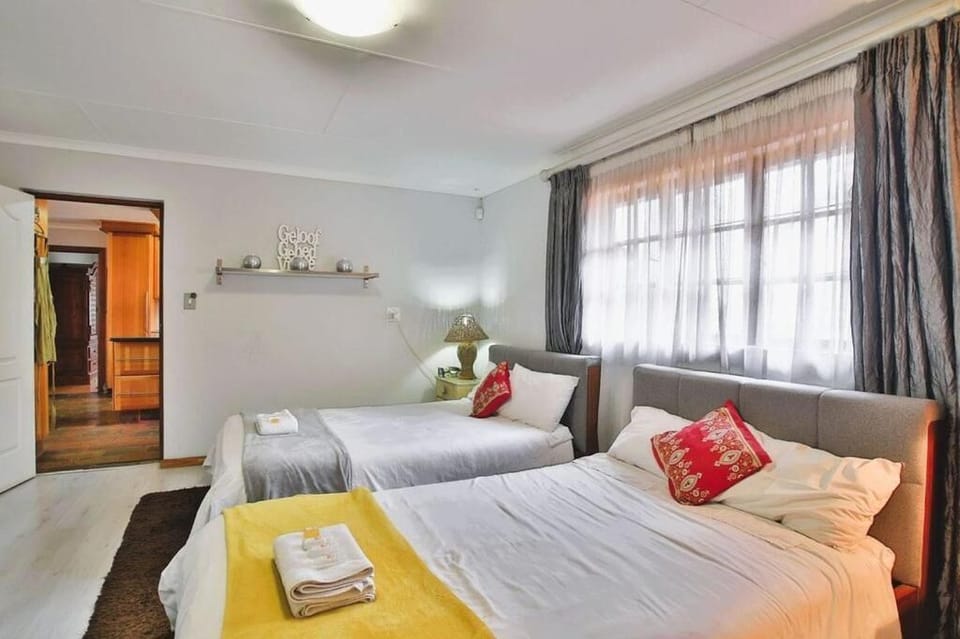 Executive Twin Room, Courtyard View | Soundproofing, iron/ironing board, WiFi (free)