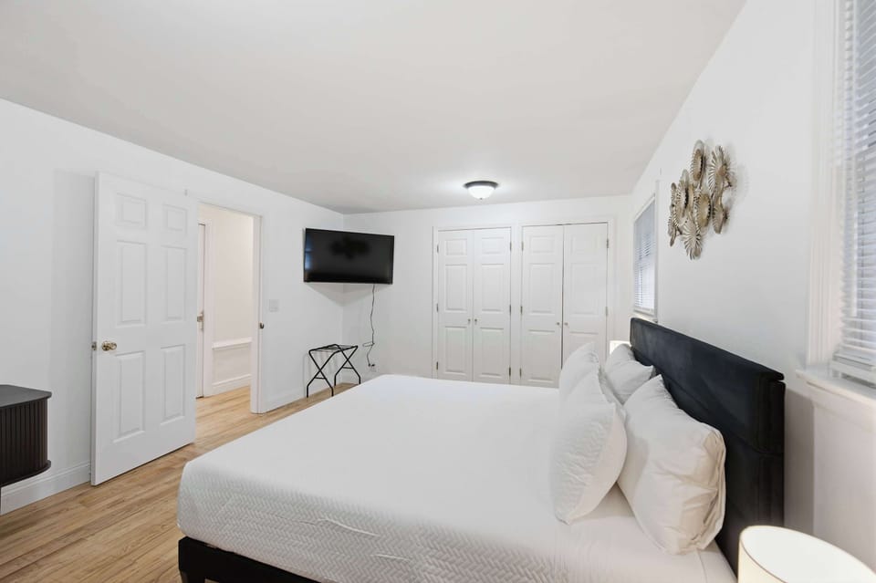 House, Multiple Beds, Garden View (Mason Ranch) | 4 bedrooms, individually decorated, individually furnished, desk