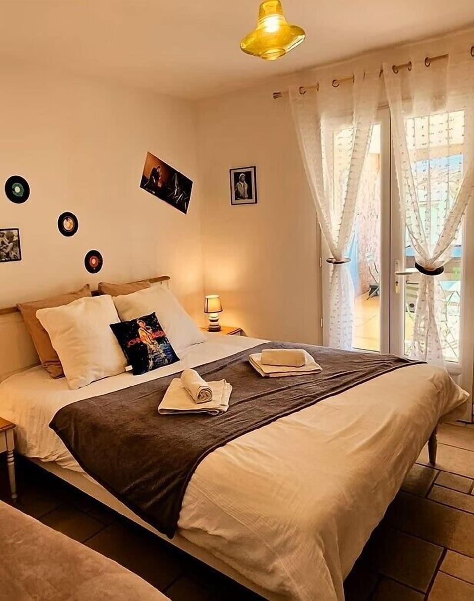 Suite Olive ( 2e chambre disponible à partir de 3 personnes - PMR) | Soundproofing, iron/ironing board (on request), WiFi (free), bed sheets