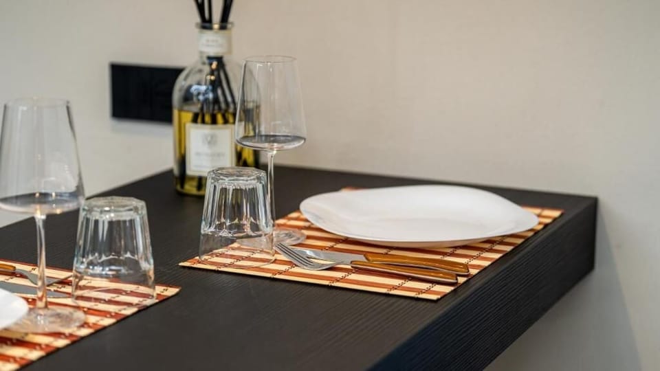 Studio Suite, Balcony, Courtyard View | Dining