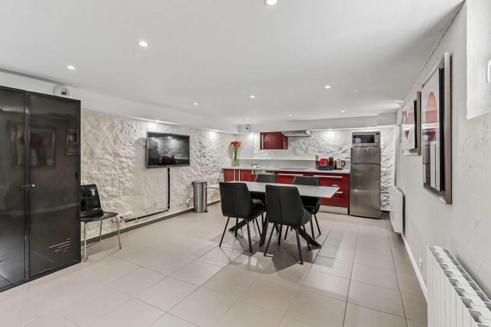 Apartment, Private Bathroom, Garden View | Shared kitchen