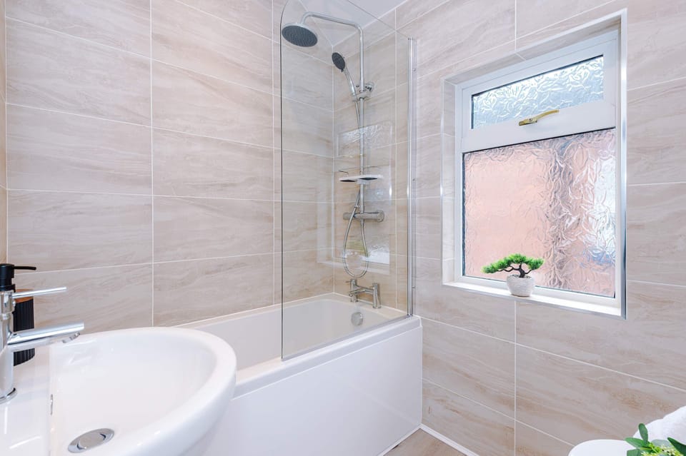 Perfect Modern 4 Bed in Crewe Great for Business House in Crewe