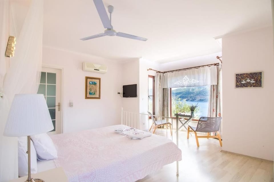 Premium bedding, in-room safe, iron/ironing board, free WiFi