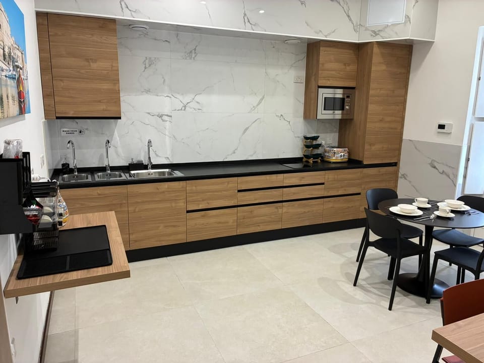 Full-size fridge, microwave, stovetop, dishwasher