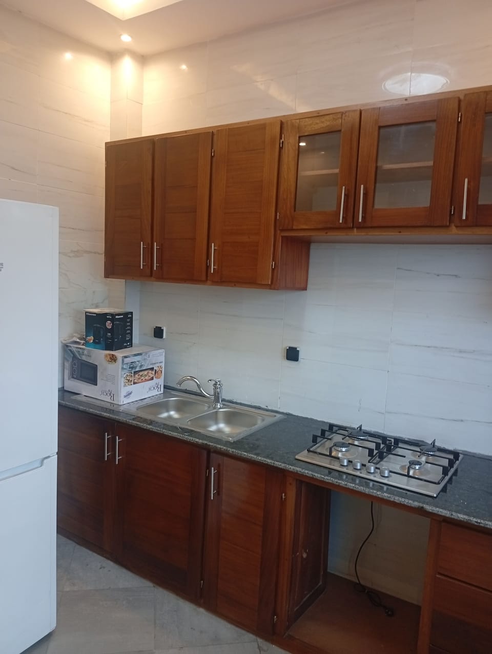 Full-size fridge, microwave, oven, stovetop