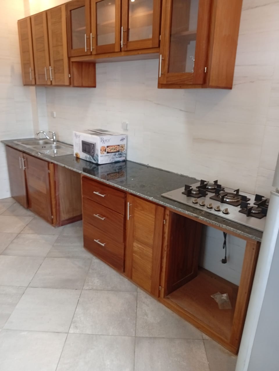 Full-size fridge, microwave, oven, stovetop