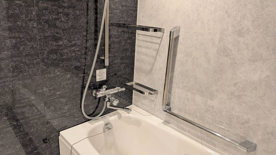 Universal Room | Bathroom | Combined shower/tub, free toiletries, hair dryer, towels