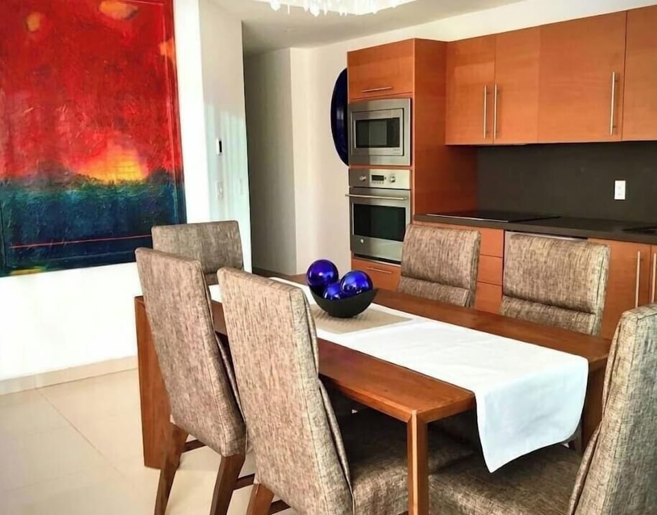 Deluxe Apartment | Dining