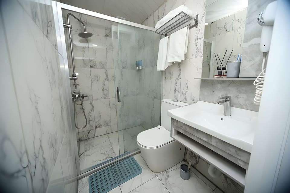 Deluxe Triple Room, Balcony | Bathroom | Shower, free toiletries, hair dryer, slippers