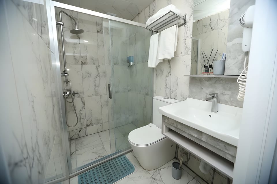 Deluxe Triple Room, Balcony | Bathroom | Shower, free toiletries, hair dryer, slippers