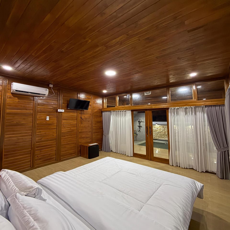Deluxe Double Room | Desk, bed sheets
