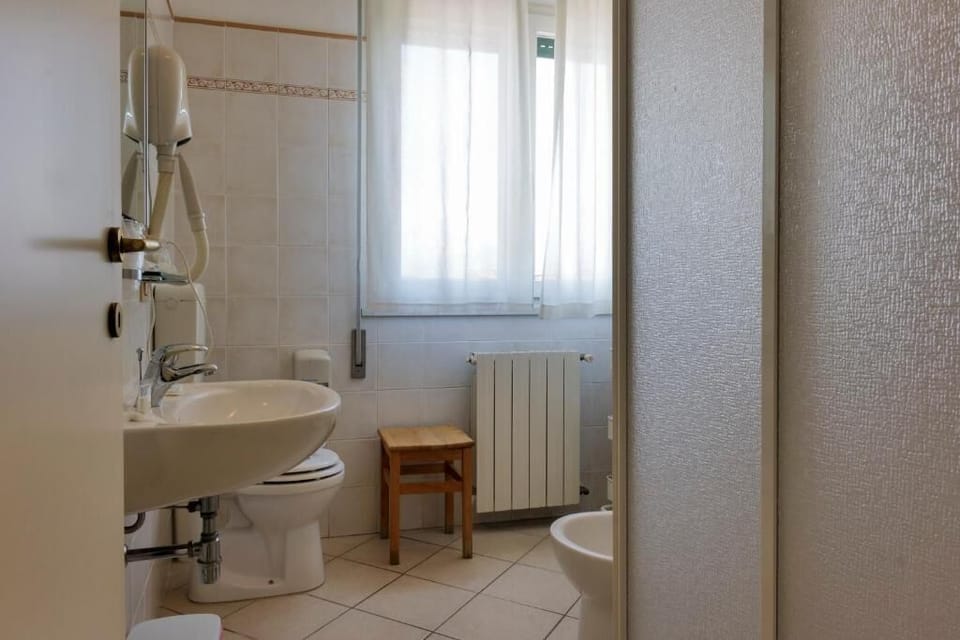 Quadruple Room, Non Smoking, Balcony | Bathroom | Towels