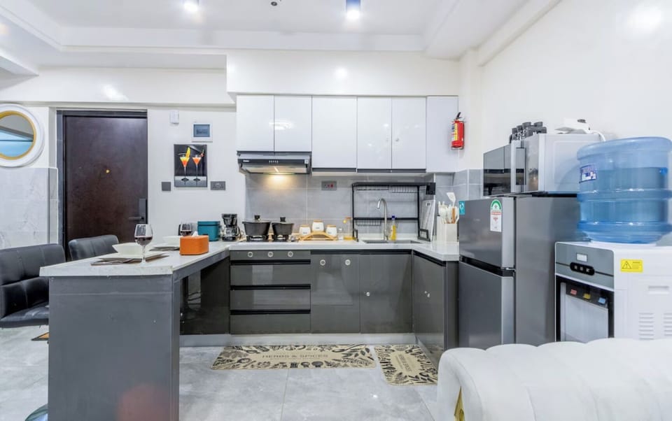 Deluxe Apartment, Balcony, City View | Private kitchen | Full-size fridge, microwave, cookware/dishes/utensils
