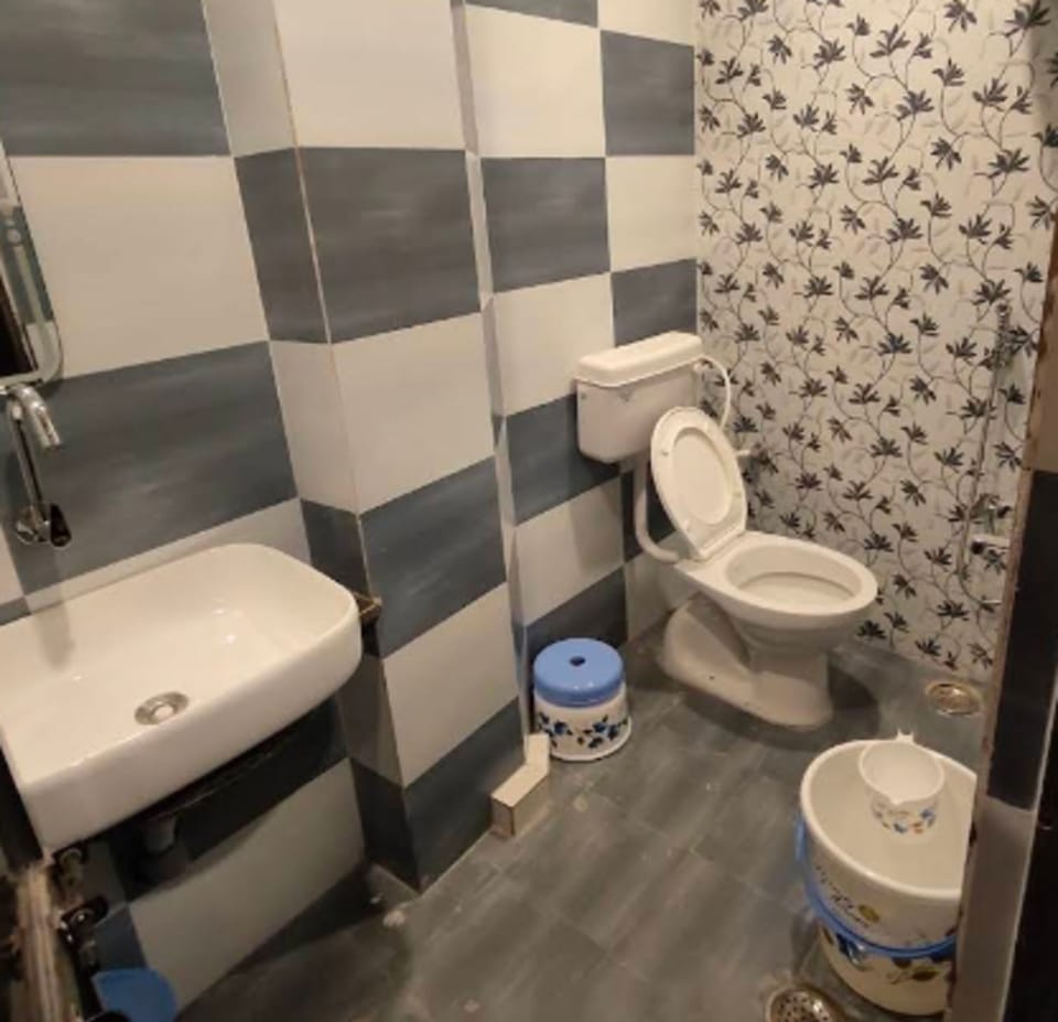 Family Room | Bathroom | Shower, towels, soap