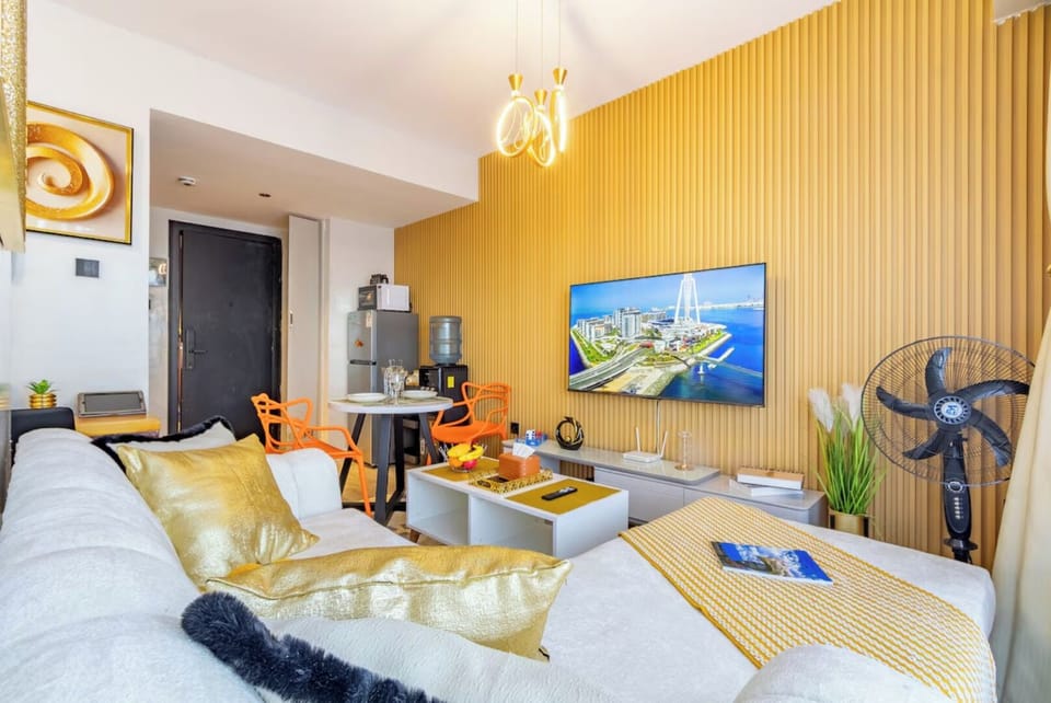 Deluxe Apartment, Balcony, City View | Living area