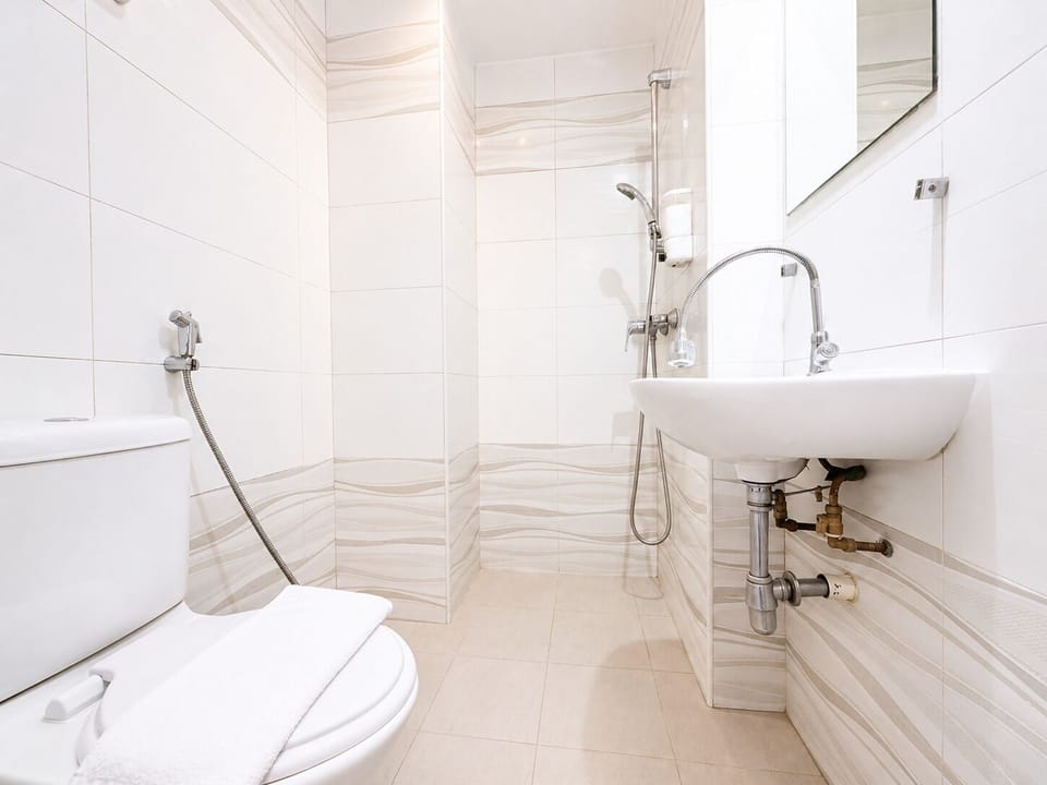 Family Window | Bathroom | Shower, free toiletries, hair dryer, towels