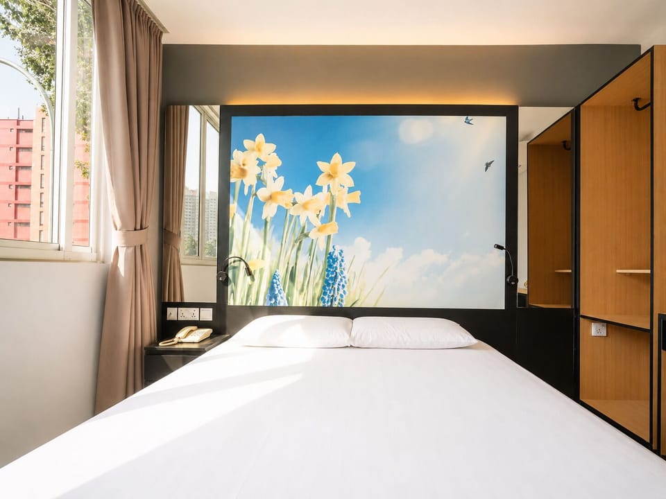 Premier, Window | Minibar, desk, laptop workspace, iron/ironing board